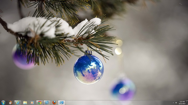 Decorating the Trees Windows 7 Christmas Theme