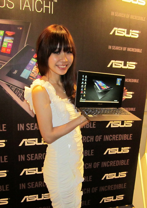 Model with ASUS TAICHI 21